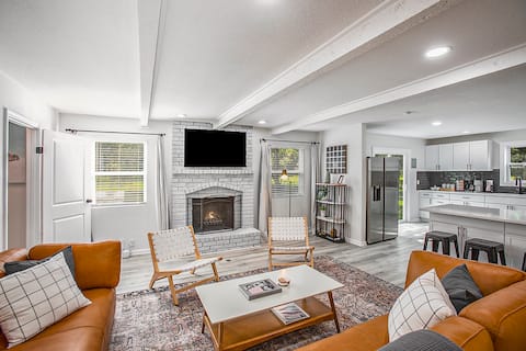 Spacious & Updated Getaway! Pool & Hot Tub 10 Beds