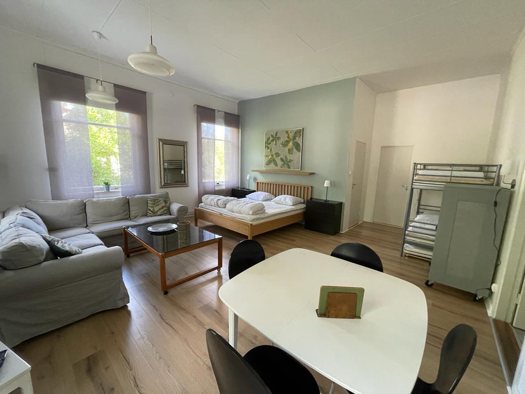 4 sovplatser första våningen. Dusch rum och hörnsoffa.