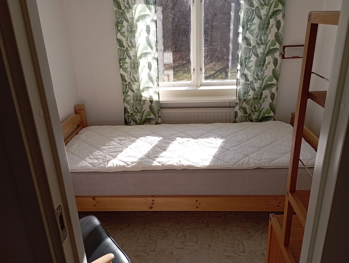 Rum med enkelsäng andra våningen.