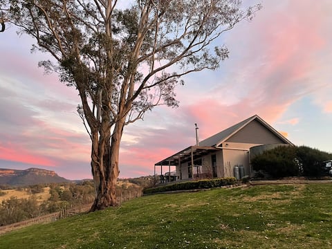 Spectacular vineyard lodge with views!