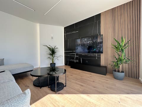 Popular Airbnb listing: Villa Marco Polo, bosses, Jacuzzi, free from 10/15- in Veliko Brdo