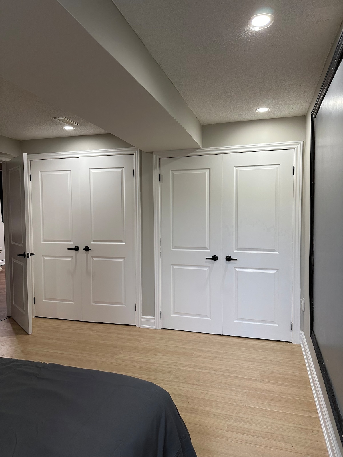 Veliki njegov i njezin ormar u glavnoj spavaćoj sobi 