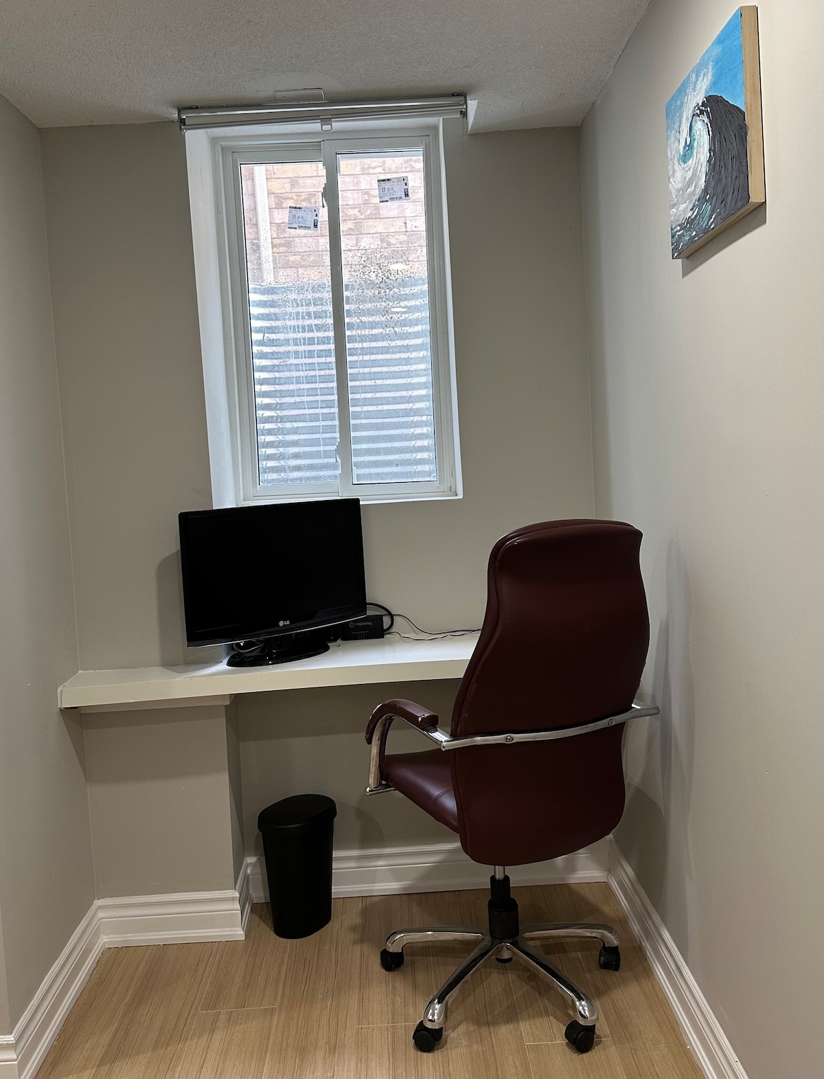 Radna stanica s monitorom i produživačem napajanja