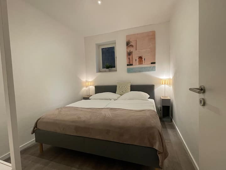 غرفة نوم 3 بسرير كبير وخزانة ملابس.