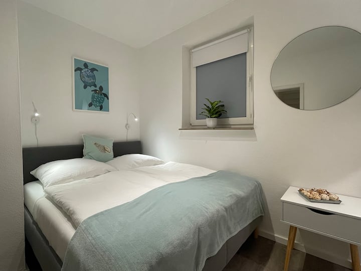 غرفة نوم 2 بسرير كبير وخزانة ملابس.