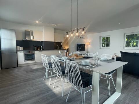 Perfect for 6! Kitchen Netflix BBQ Parking
