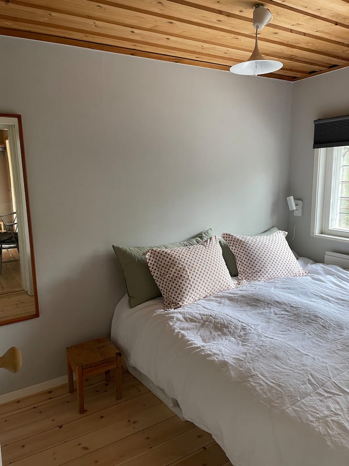 Double bed in one bedroom with comfortable duvets and pillows of down.

Inside there is a full figure mirror, wardrobes as well as the possibility of storage under the bed. Party game on the shelf.
