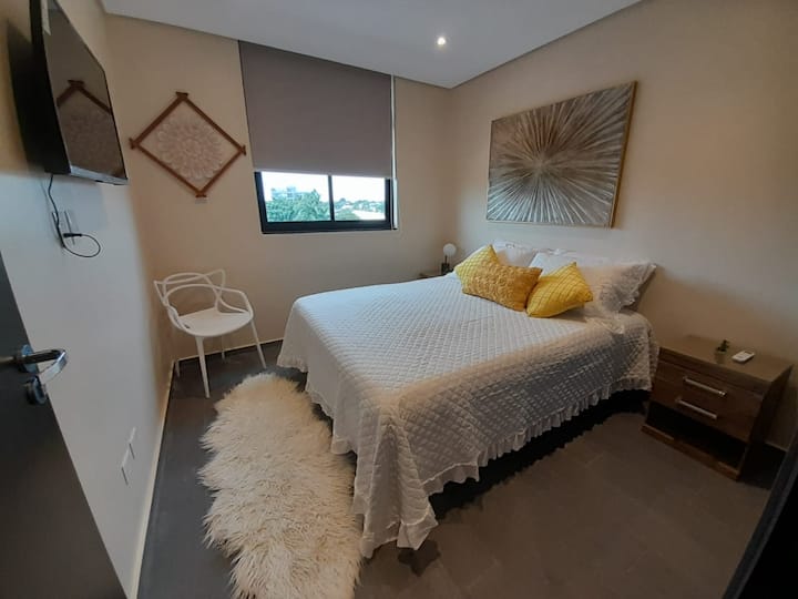 Krevat dopio "queen" dhe televizor inteligjent 39"në dhomën e gjumit