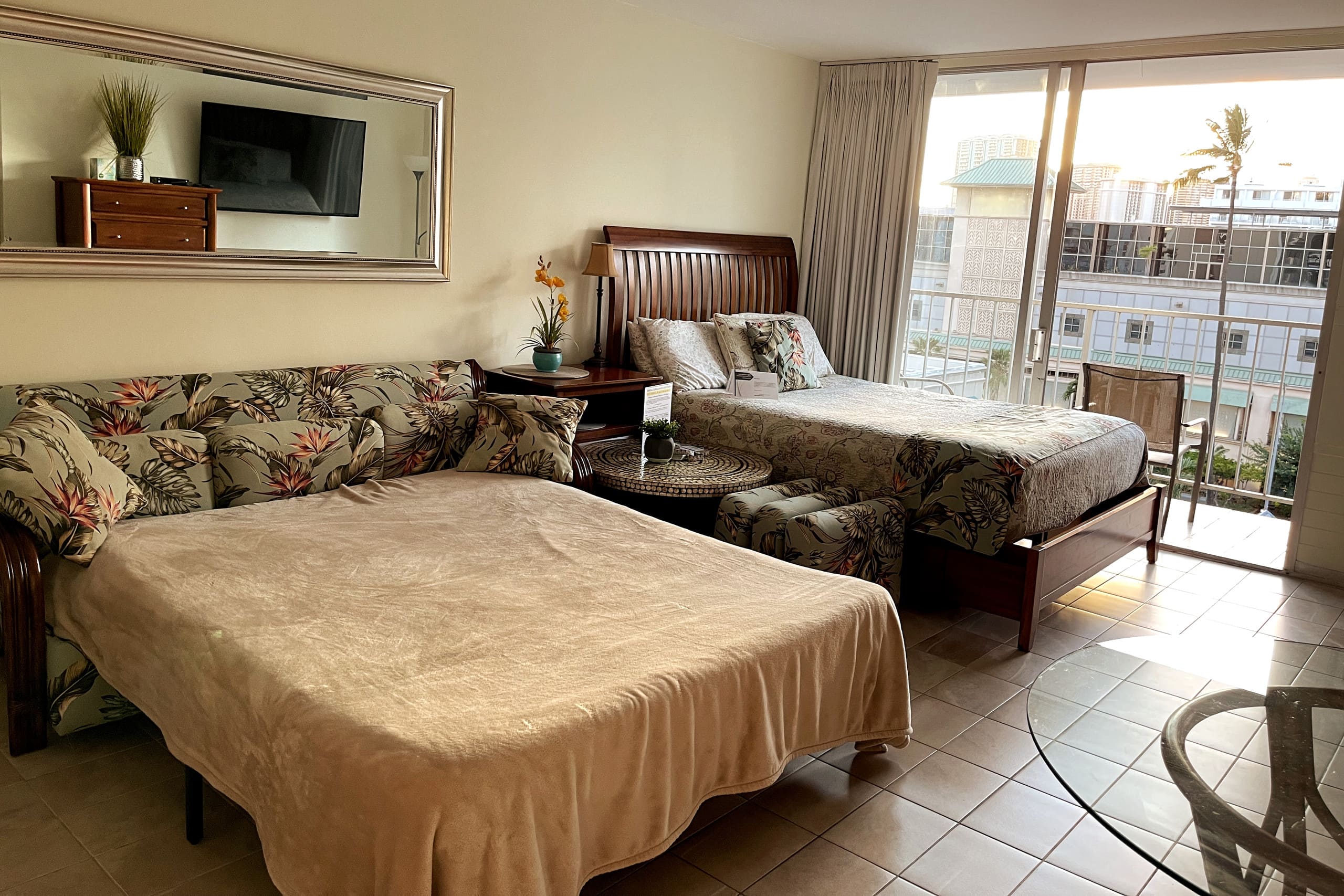Condo in Honolulu · ★4.4 · 2 bedrooms · 4 beds · 2 private baths - Image 5