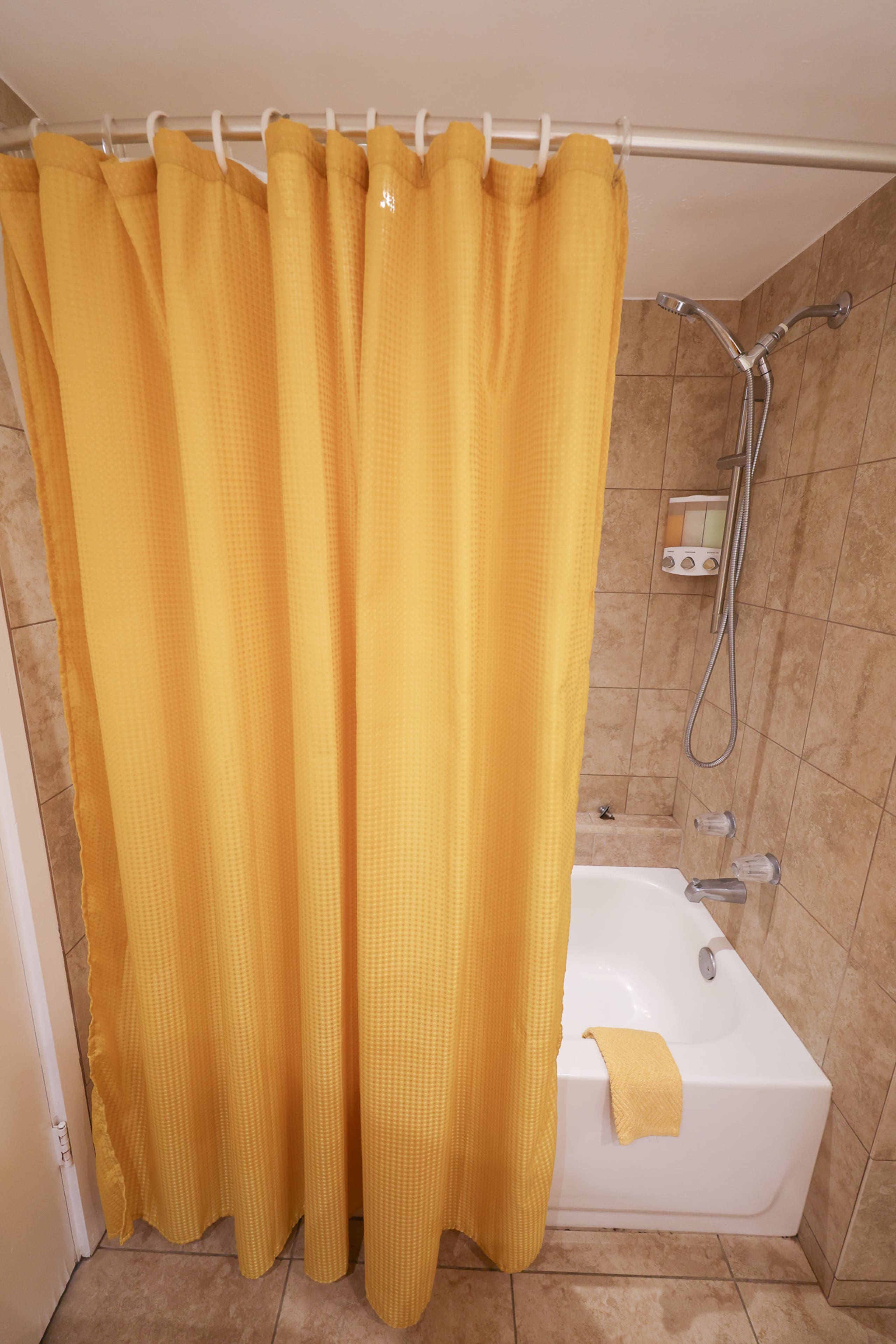 Condo in Honolulu · ★4.4 · 2 bedrooms · 4 beds · 2 private baths - Image 7