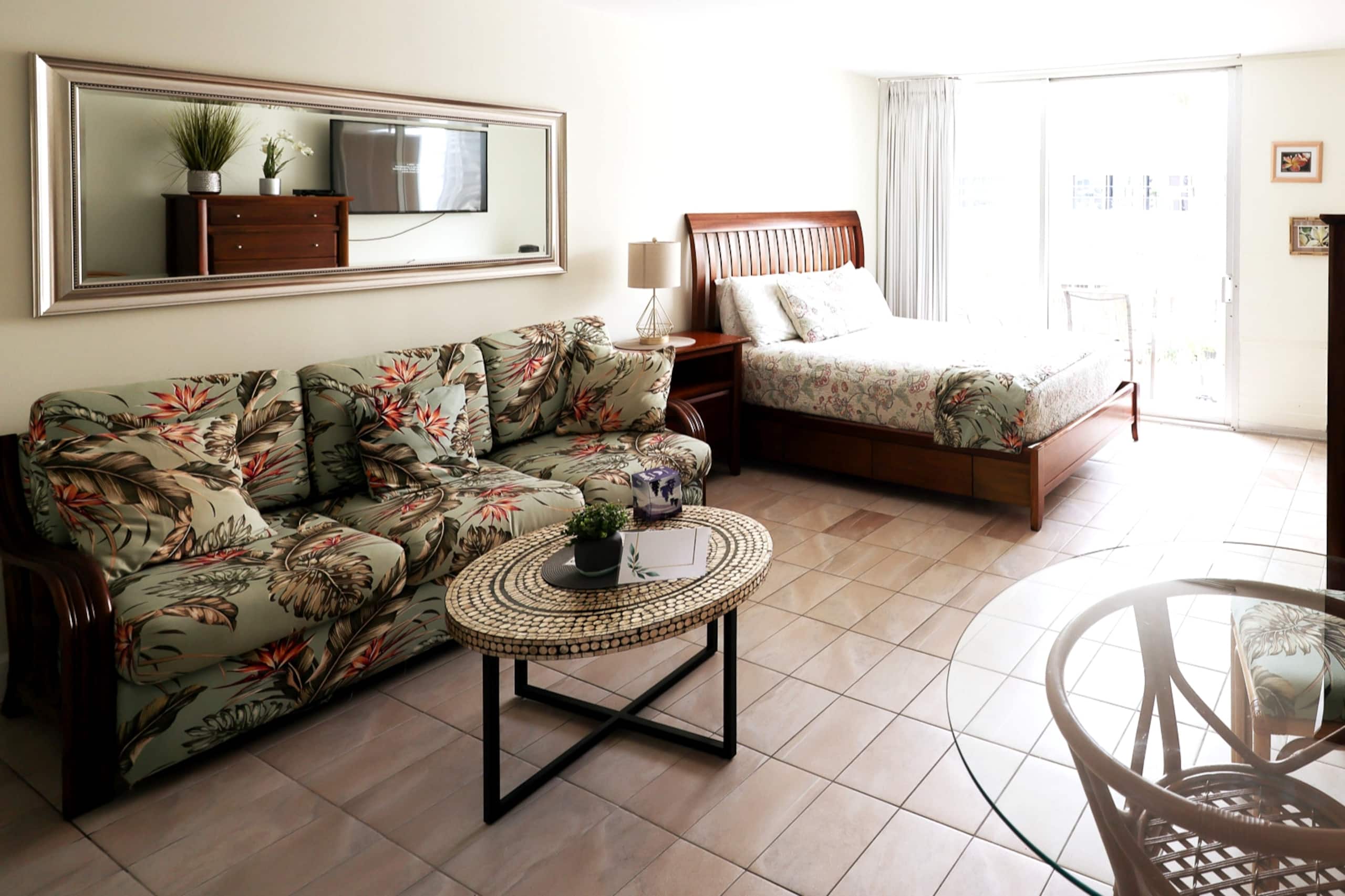 Condo in Honolulu · ★4.4 · 2 bedrooms · 4 beds · 2 private baths - Image 4