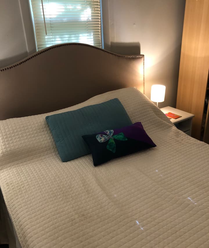 lit double avec matelas en mousse confortable