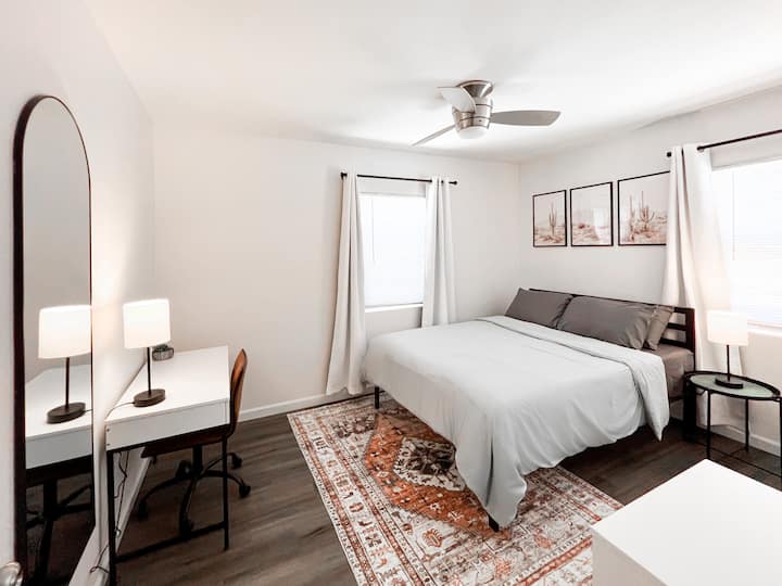 Დედოფლის ზომის საწოლი და სამუშაო სივრცე.