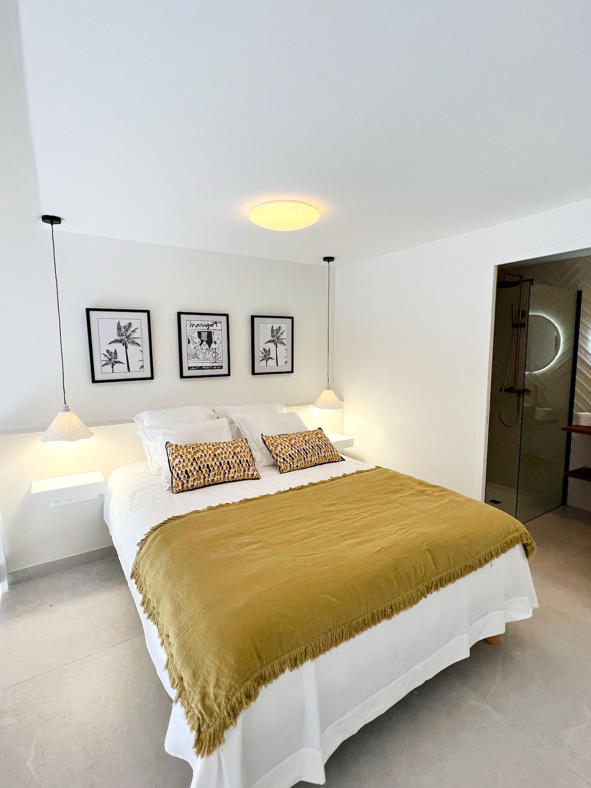 Chumba cha kulala kilicho na kitanda cha ukubwa wa malkia