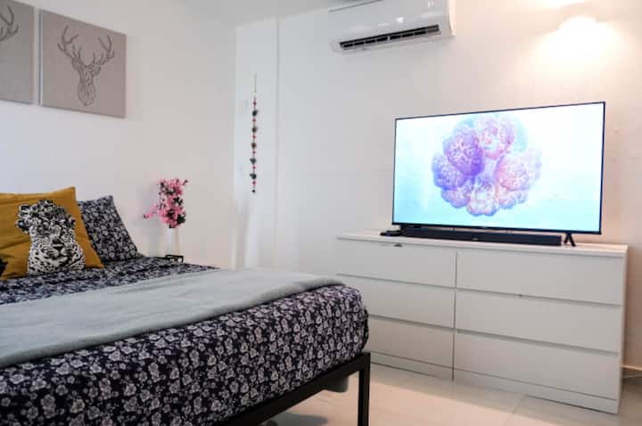 Des accents vifs et colorés dans la chambre créent des vibrations de vacances joyeuses