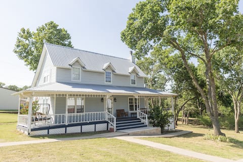Luxury Cottage: Neighborhood Lake Access & Kayaks