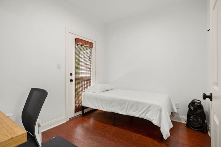 Მოგესალმებით ორმაგი დანიშნულების საკურთხეველში! Ამ საცხოვრებელში არის ორადგილიანი საწოლი, სრული კარადა, სამუშაო მაგიდა, საოფისე სკამი და აივანზე გასასვლელი. Მნიშვნელობა არ აქვს, მუშაობთ თუ განიტვირთებით, აქ სიმშვიდე იპოვეთ ოსტინის დათვალიერების დღის შემდეგ!