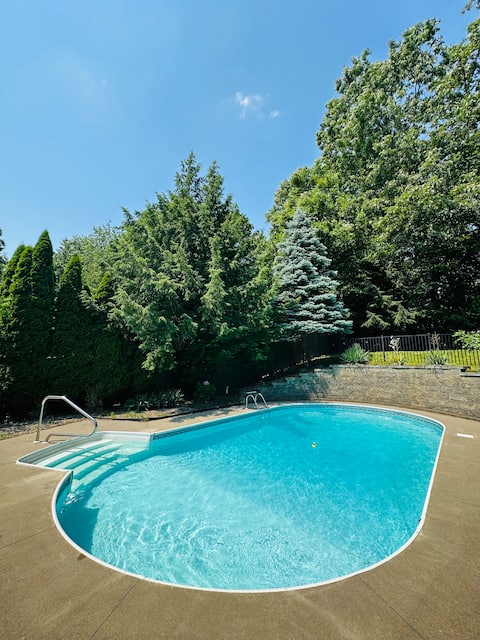Private, hot tub/pool, close to track and skiing
