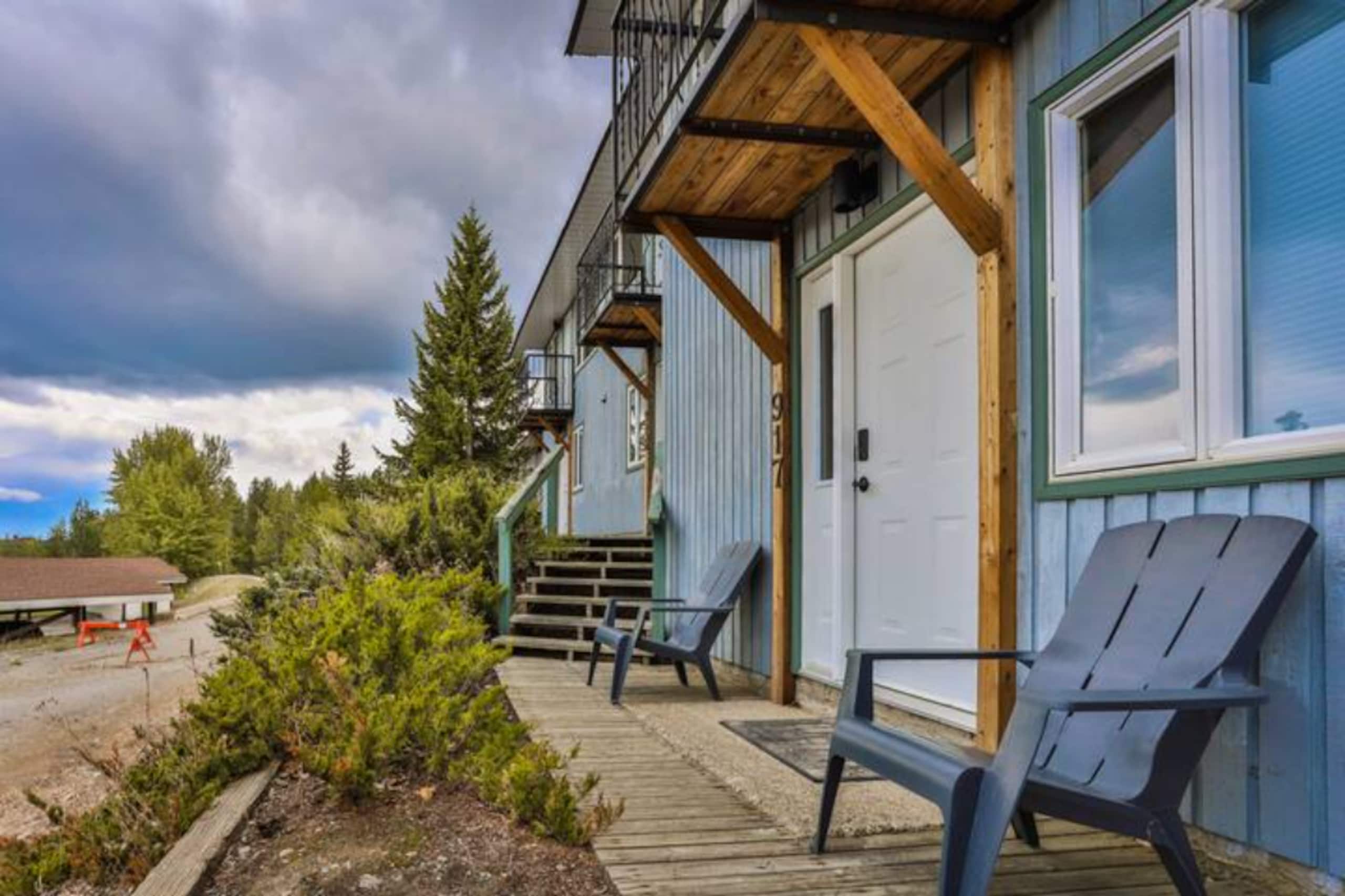 Ski-In/Out | Mountain Views | Scandinavian Design - Photo 4