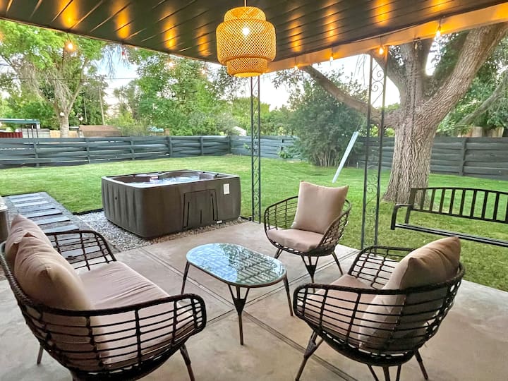 Hot Tub ~ Game Room ~ Media Room ~ USU .4 miles