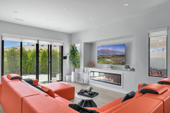 New+modern/pool/spa/gameroom/poker/massage Chair - Indio, CA