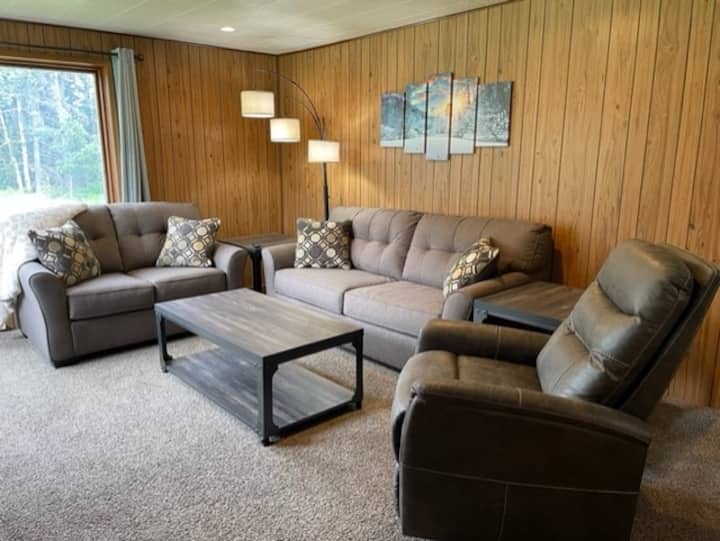 Dhomë ndenjjeje me divan me fjetje