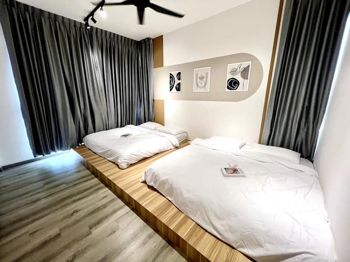 ห้องนอนใหญ่พร้อมเตียงคิงไซส์ 2 หลัง