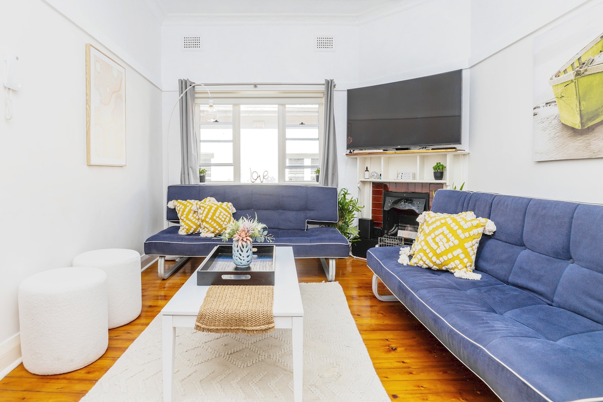 Top Airbnb: Bondi Beach Apartment+Parking In Perfect Location. in Bondi Beach