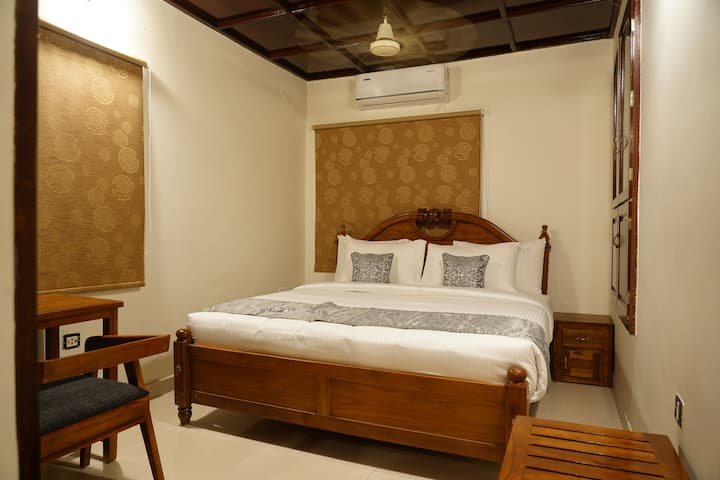 Stap in de geschiedenis in deze ruime Heritage Premium-kamer met elegante houten meubels, hoge plafonds en vintage charme. Slechts enkele minuten van Jew Town en Chinese visnetten. Een perfecte mix van erfgoed en comfort.