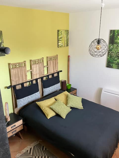 Room in Menton - Gorbio 
on the ground floor of a villa