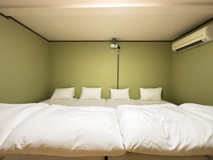 Il y aura 4 lits simples.
(Nous ne pouvons pas fournir de lits supplémentaires.)