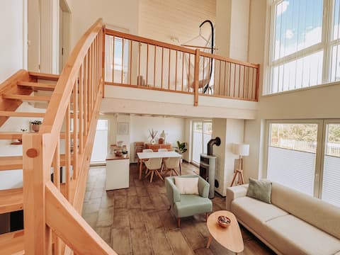 Picturesque lakeside with fireplace, sauna & hot tub