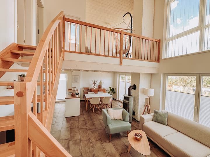 Picturesque lakeside with fireplace, sauna & hot tub