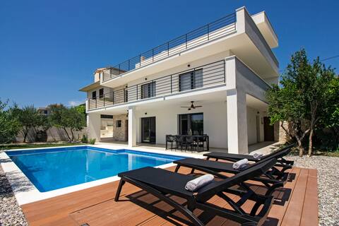 Family House "Villa Gyra"