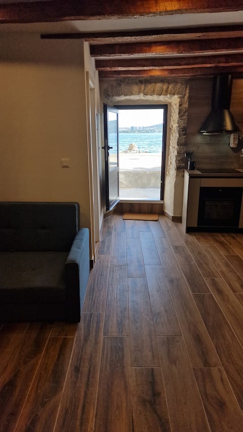 Top performing Airbnb: Apartment Oliver. Seaside retreat. in Kaštel Sućurac