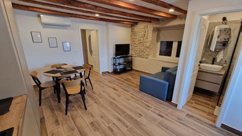 Top performing Airbnb: Apartment Oliver. Seaside retreat. in Kaštel Sućurac