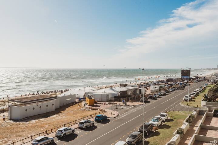 Voir la Mer – Blouberg Beach Penthouse gallery image 4