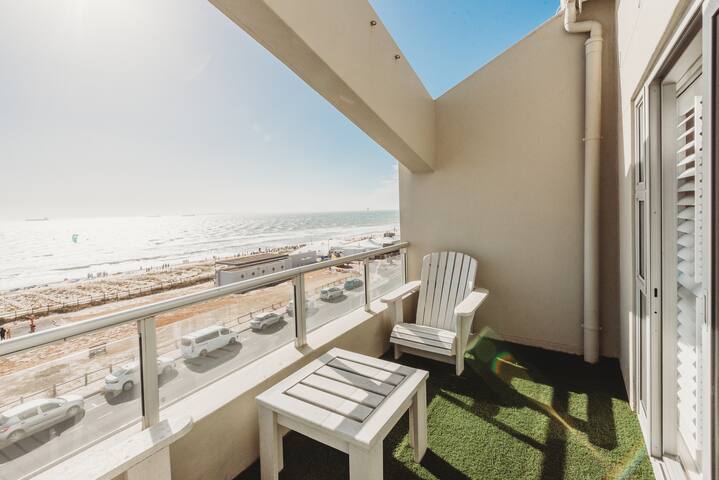 Voir la Mer – Blouberg Beach Penthouse gallery image 2