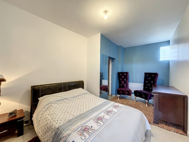 Camera molto confortevole di 14 m² con letto 140x190 cm e cassettiere per riporre le vostre cose