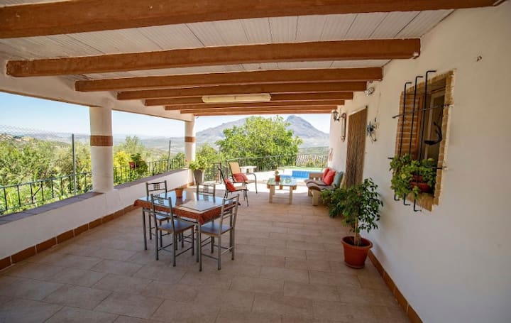 Aerogeneradores en una llanura de hierba, con un cielo azul.