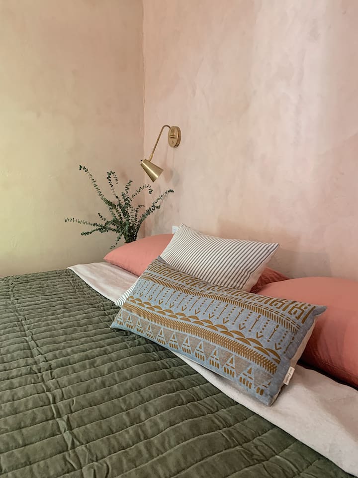 Oreillers King Size Casper ainsi que des oreillers en plumes décoratifs faits à la main. Nous disposons également d'oreillers de taille standard supplémentaire. 