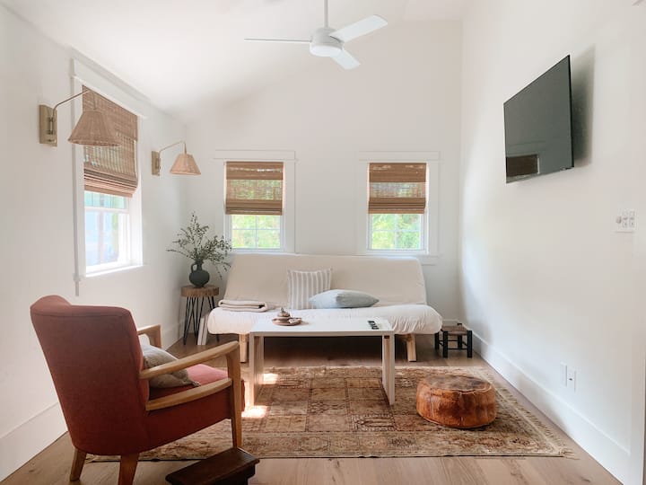 Après-midi soleil dans le coin salon (coin salon).