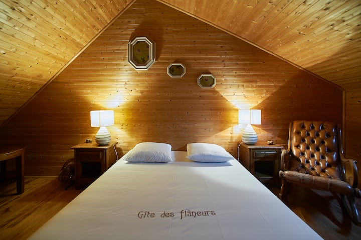 รังแสนอบอุ่นใต้ดาดฟ้า:
หลบหนีไปยังห้องใต้หลังคาที่อาบน้ำด้วยแสงธรรมชาติ เตียงควีนไซส์ 160/200 รอคุณอยู่สำหรับค่ำคืนที่เต็มไปด้วยดวงดาว เสน่ห์แบบชนบทด้วยคานที่เปิดโล่งและ Velux พร้อมวิวดาว