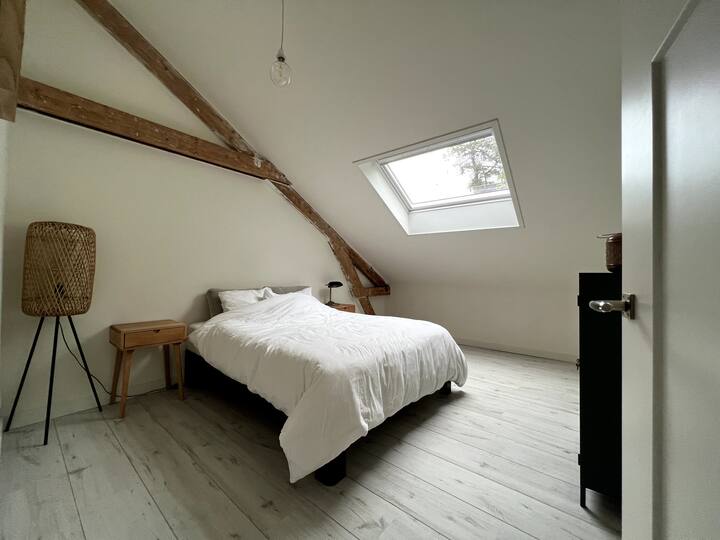 ห้องนอน 1: ชั้นแรก ห้องนอนกว้างขวางมากพร้อมเตียงที่น่ารัก ขนาดเบดแอนด์เบรคฟาสท์: 160 x 200