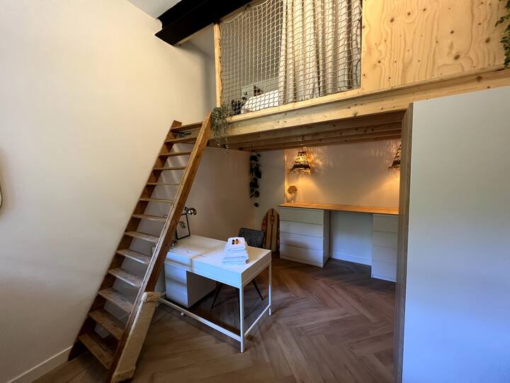 ห้องนอน 3 อยู่ชั้นล่าง พร้อมเตียงคู่พร้อมบันได 