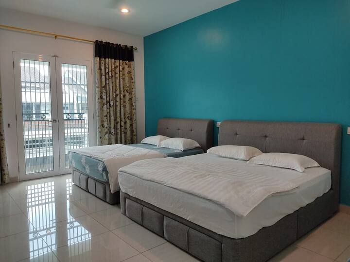 Imefungwa kitanda 1 cha King, kitanda 1 cha Malkia, godoro la ghorofa 3.
Soketi ya ukuta wa USB kando ya vifaa vya kitanda.
Kioo cha ukuta.