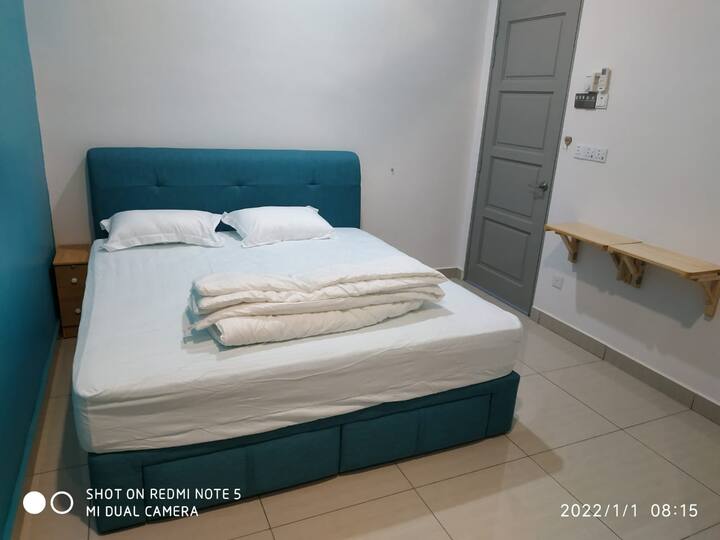 R0. Imefungwa na kitanda 1 cha King na godoro la sakafu ya 2.
Soketi ya ukuta wa USB kwenye dawati la ukuta linaloweza kukunjwa.
Dawati la kusomea.