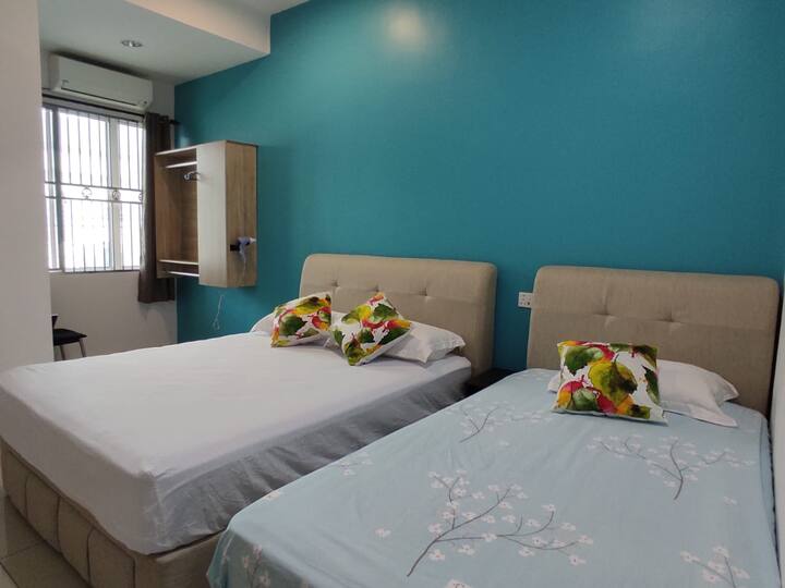 R2. Imefungwa na kitanda 1 cha Malkia, kitanda 1 cha Super Single na godoro 1 la Ghorofa.
Soketi ya ukuta wa USB kando ya vifaa vya kitanda.
Kikausha nywele.
