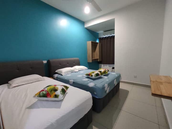 R3. Imefungwa na kitanda 1 cha Malkia, godoro 1 la Super Single na sakafu ya 1.
Soketi ya ukuta wa USB kando ya vifaa vya kitanda.