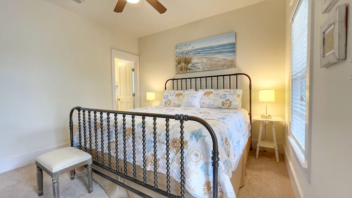 Chumba cha kwanza cha kulala chenye kitanda kikubwa na ukumbi uliochunguzwa